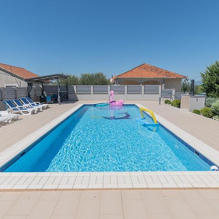 Spacious Villa For 10 With A Big Private Pool Trilj المظهر الخارجي الصورة