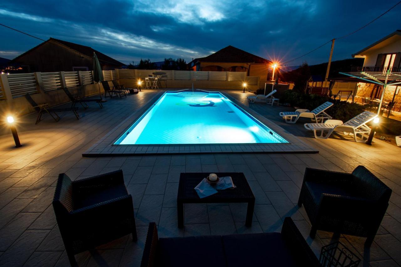 Spacious Villa For 10 With A Big Private Pool Trilj المظهر الخارجي الصورة