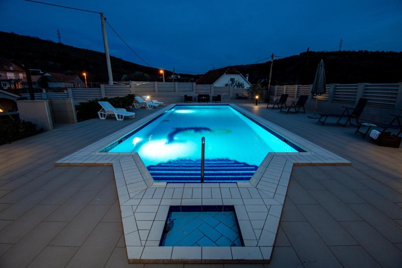 Spacious Villa For 10 With A Big Private Pool Trilj المظهر الخارجي الصورة