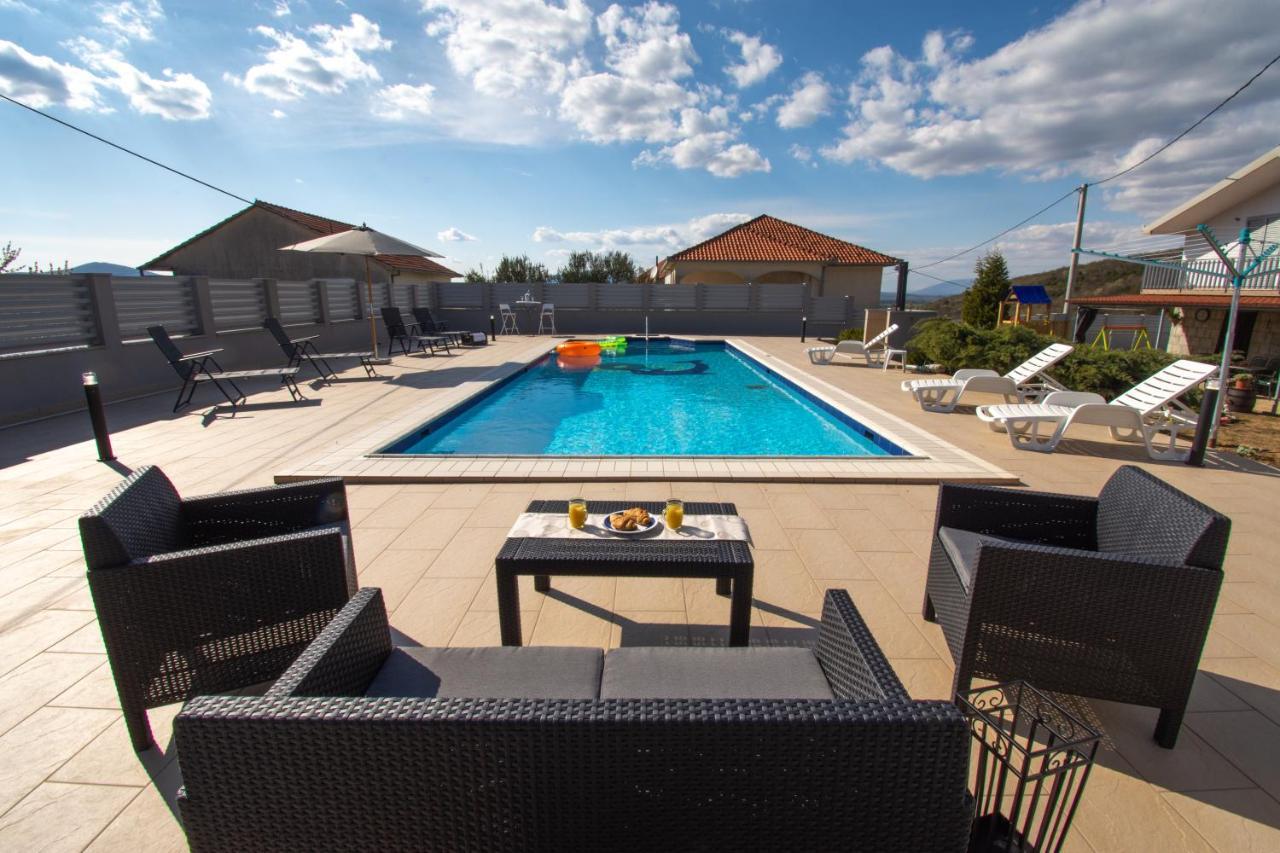 Spacious Villa For 10 With A Big Private Pool Trilj المظهر الخارجي الصورة
