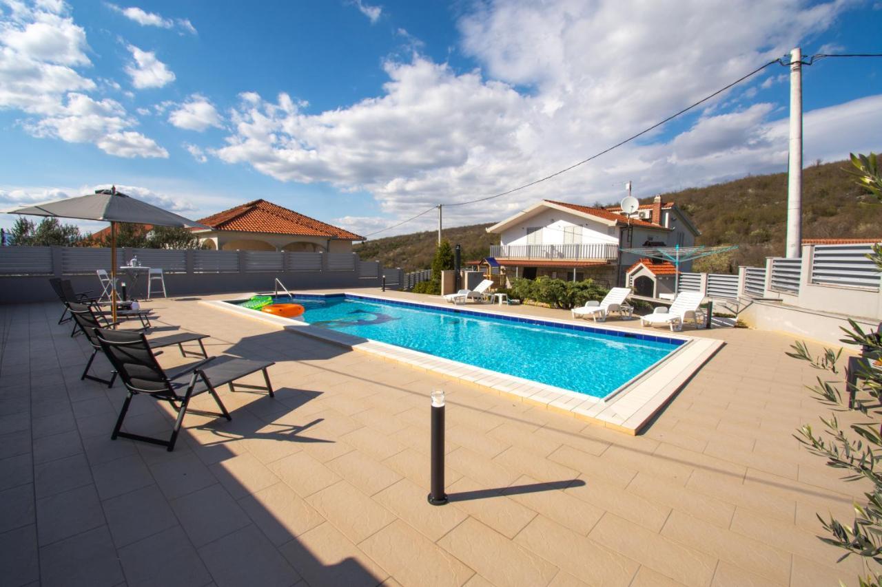 Spacious Villa For 10 With A Big Private Pool Trilj المظهر الخارجي الصورة