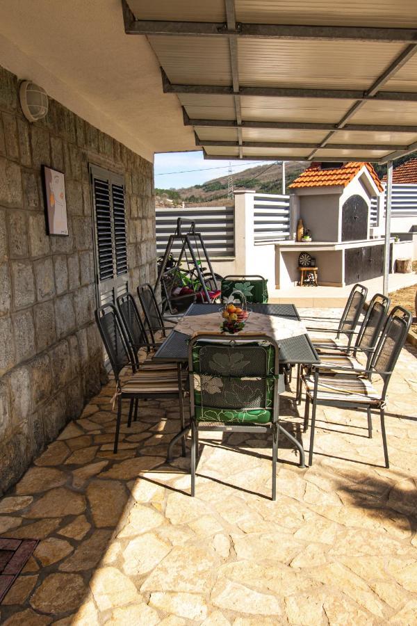 Spacious Villa For 10 With A Big Private Pool Trilj المظهر الخارجي الصورة