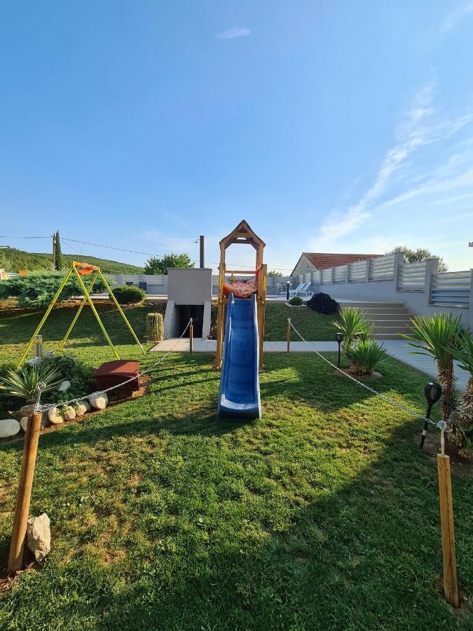 Spacious Villa For 10 With A Big Private Pool Trilj المظهر الخارجي الصورة