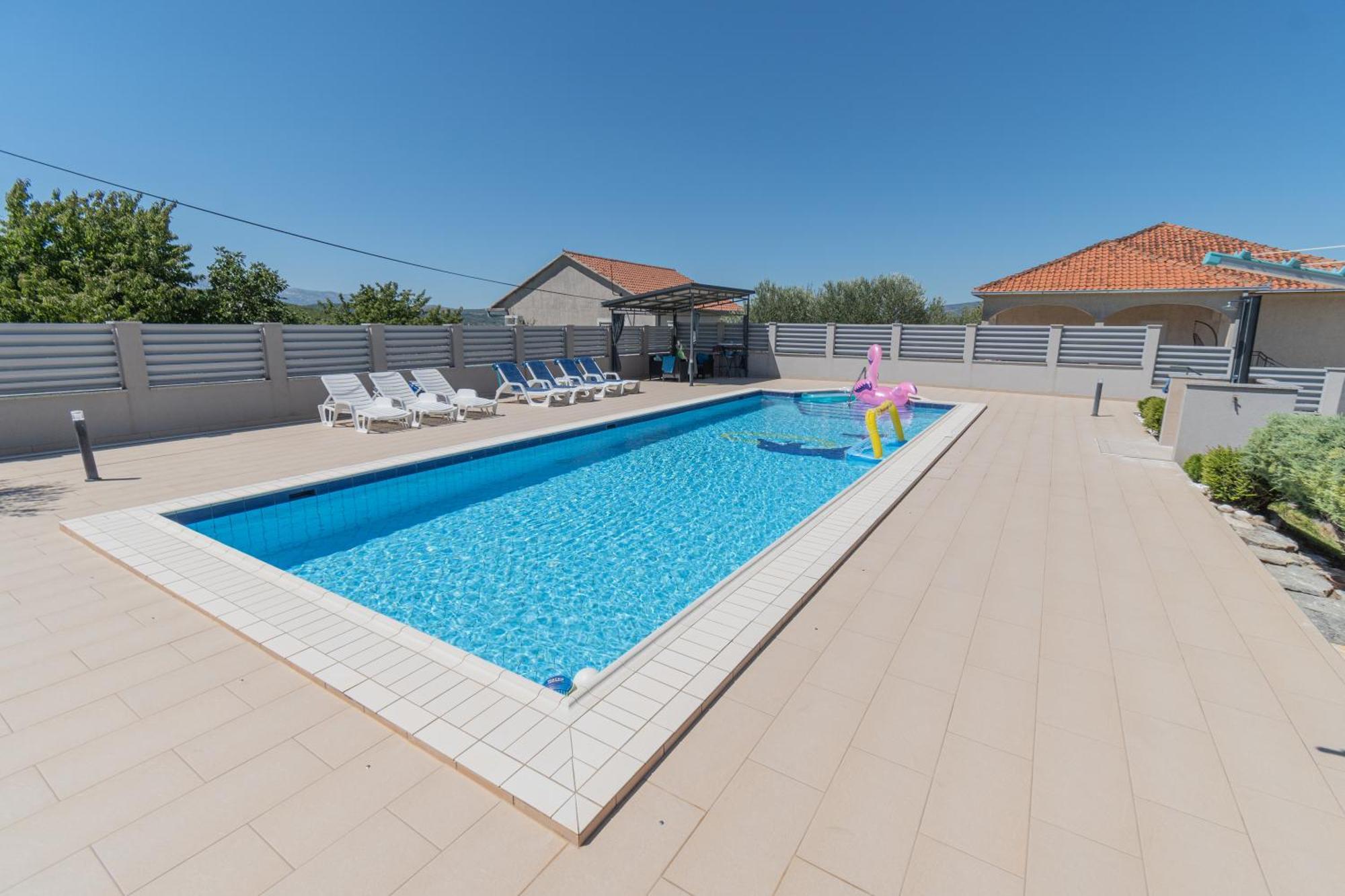 Spacious Villa For 10 With A Big Private Pool Trilj المظهر الخارجي الصورة