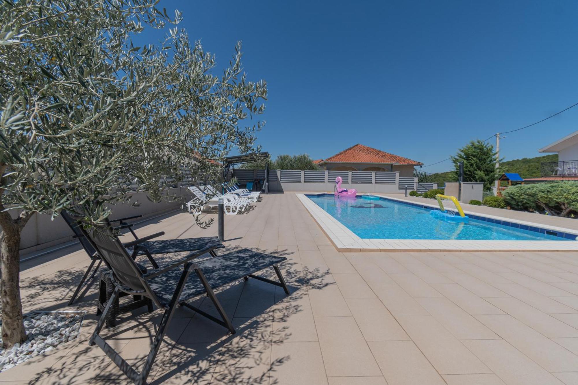Spacious Villa For 10 With A Big Private Pool Trilj المظهر الخارجي الصورة